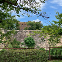 大阪城の堀の上に式場があり、立地がオシャレすぎる