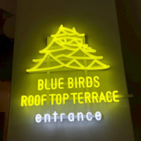 屋上のテラスの入り口看板がとてもオシャレ。
