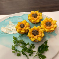季節の花（ひまわり）をイメージしたタルトがかわいい