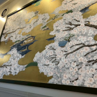 待合室の壁面の大きな絵画がインパクト大