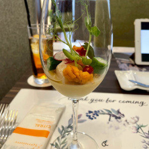 ワイングラスに⼊った前菜はとてもオシャレ|728517さんのラグナヴェール 大阪（LAGUNAVEIL OSAKA）の写真(2504498)