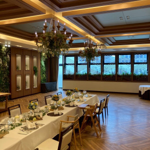 披露宴会場が全体的に⾃然と緑がいっぱいで良い雰囲気|728517さんのラグナヴェール 大阪(LAGUNAVEIL OSAKA)の写真(2504505)