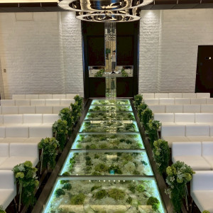 チャペルの背⾯も⽩と⿊で統⼀感のある雰囲気です|728517さんのラグナヴェール 大阪（LAGUNAVEIL OSAKA）の写真(2504507)