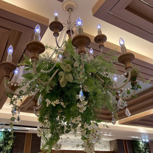 披露宴会場のチャペルが緑で装飾され、まるで森のチャペル|728517さんのラグナヴェール 大阪(LAGUNAVEIL OSAKA)の写真(2504513)