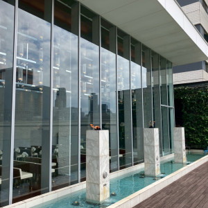 チャペルの横がガーデンになっていて、フラワーシャワーが映える|728517さんのラグナヴェール 大阪（LAGUNAVEIL OSAKA）の写真(2504510)