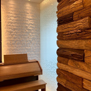 チャペル背⾯のガラスがすりガラスになっており⾼級感があった|728517さんのラグナヴェール 大阪（LAGUNAVEIL OSAKA）の写真(2504500)