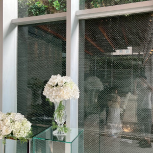 前⾯には滝が流れており、誓いのキスのタイミングで流れる|728517さんのラグナヴェール 大阪（LAGUNAVEIL OSAKA）の写真(2504511)