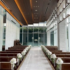 チャペルの後ろ側が緑で覆われており⼊場時が絶対映える|728517さんのラグナヴェール 大阪（LAGUNAVEIL OSAKA）の写真(2504516)