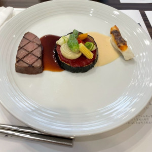 ワンプレートにお⾁と⿂がオシャレに盛り付けられている|728517さんのラグナヴェール 大阪（LAGUNAVEIL OSAKA）の写真(2504496)