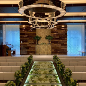 チャペルが全体的に⾃然と緑に包まれていてゆかのお花が綺麗|728517さんのラグナヴェール 大阪（LAGUNAVEIL OSAKA）の写真(2504502)