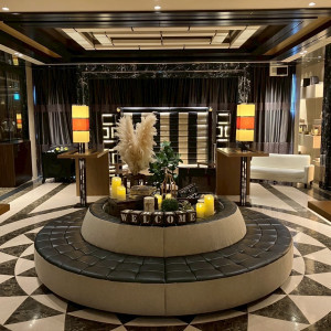 会場前のウェルカムスペースに⼤きなソファーがあってオシャレ|728517さんのラグナヴェール 大阪(LAGUNAVEIL OSAKA)の写真(2504515)