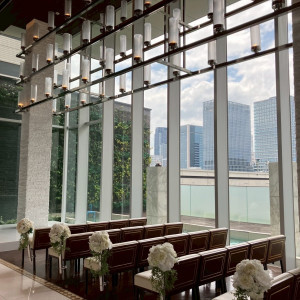 チャペルの横側には⾼層ビルが⾒え、夜景がとても綺麗|728517さんのラグナヴェール 大阪（LAGUNAVEIL OSAKA）の写真(2504509)