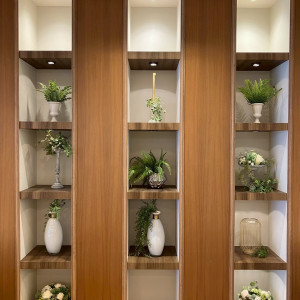 会場の壁⾯のいたるところにインテリアが飾られている|728517さんのラグナヴェール 大阪(LAGUNAVEIL OSAKA)の写真(2504514)