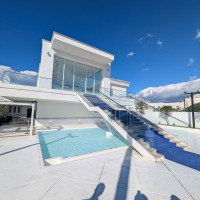 チャペル外の大階段。フラワーシャワーとお菓子まきをしました。