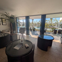 来客者が待つロビー。中庭は水が流れてリゾート感があります。