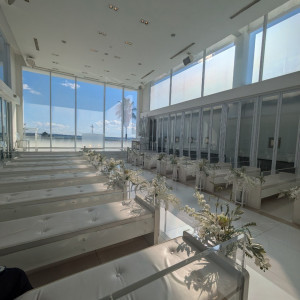 白を基調とした美しいチャペル。海が背景で綺麗でした。|728633さんのアルモニーヴィラ オージャルダン/テイクアンドギヴ・ニーズウェディングの写真(2574232)