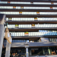 鳥居すぐ側の会場　社務所と兼務です