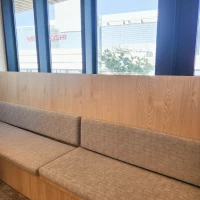 会場の障子は開けると一部ソファーになっています