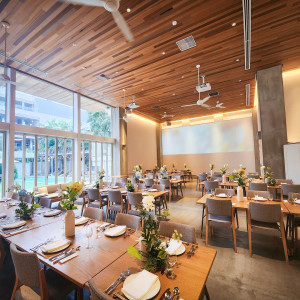 天井高めで自然光の入る会場、壁に投影もあり|728694さんのWEEKEND HOUSE  （ウィークエンドハウス）の写真(2418640)