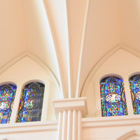 チャペルの天井付近のステンドグラス