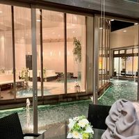 ロビーから見える挙式場の景色