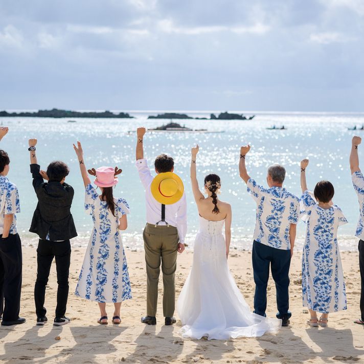 チャペル前のビーチで集合写真