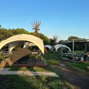 グランピングのようなテントがいくつかありました|729142さんの葛西臨海公園ウエディング Denim-デニム-の写真(2317521)