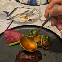 メインのお肉料理にお席にてシェフがソースがけ
