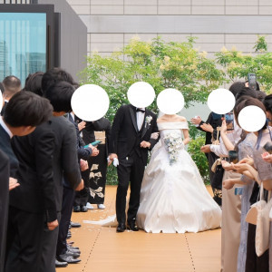 挙式会場横でのフラワーシャワー|729368さんの東京會舘の写真(2371392)