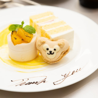 料理のデザート＋オプションのダッフィーマカロン