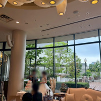 大きな窓から緑が見えます
