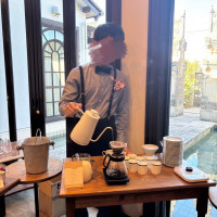 コーヒー好きの夫がコーヒーを入れる演出をしました