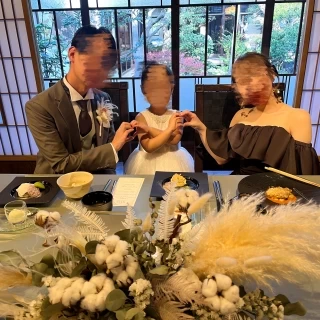 高砂の後ろが中庭になるようにテーブルを配置してもらいました