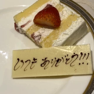 ウェディングケーキにプレートをつけれます。