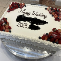 ウエディングケーキです。一段でも写真映えしましたのでおすすめ