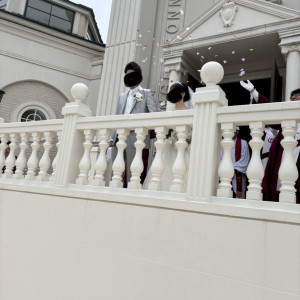 大階段でフラワーシャワー|729816さんのア・ラ・モードパレ＆ザ・リゾート（A LA MODE PALAIS＆THE RESORT）の写真(2455553)