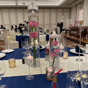 ゲストのテーブルは水中花と花瓶とミックスにしてもらいました|729903さんのラ・スイート神戸オーシャンズガーデンの写真(2323180)