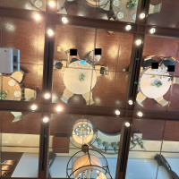 鏡が沢山張ってある天井