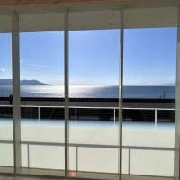 チャペル窓から見える海