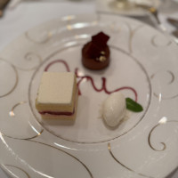 ウェディングケーキとチョコケーキ