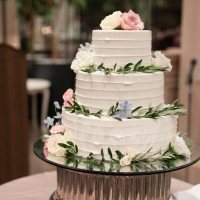 カラードレスと合わせた色のケーキ