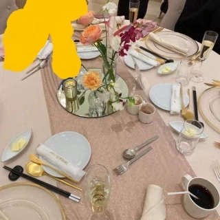 テーブルはお花が飾られており、ピンクのクロスに癒されました。