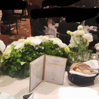 赤いレンガに白いバラが映えてとても華やかでした