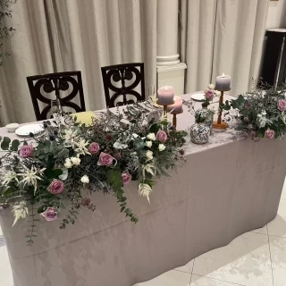 カラードレスのイメージで会場の装花をデザインしてもらいました