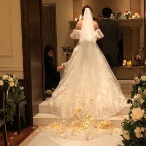フラワーシャワーをお願いしたのでベールに花びらが付いて綺麗|730218さんのロザンジュイア広尾迎賓館（LOSANGEIA）の写真(2324935)