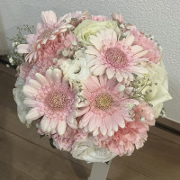 希望の色味を伝えて、とてもかわいいブーケでした。