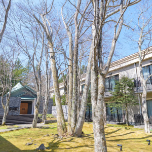 引きで見ても苔の緑が素敵です|730475さんの旧軽井沢KIKYOキュリオ・コレクションbyヒルトン(元:旧軽井沢ホテル)の写真(2422392)