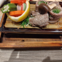 湯気のあがるお肉料理