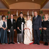 新郎新婦と両親の家族写真です。