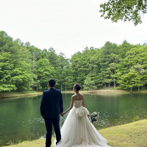 新郎新婦と池|731021さんのTHE NIDOM RESORT WEDDING  ニドムリゾートウエディングの写真(2329970)